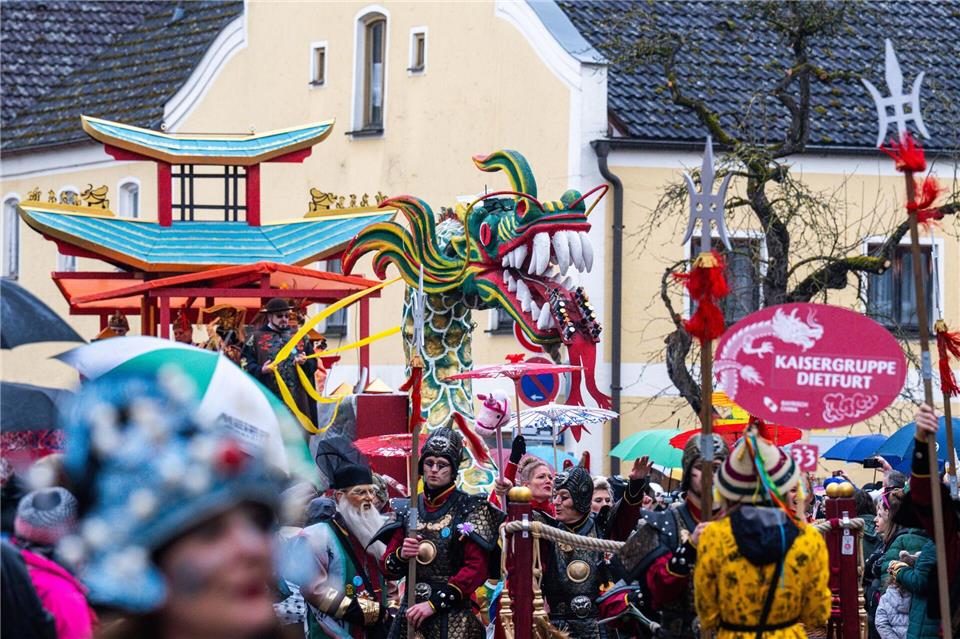Wie jedes Jahr am „Unsinnigen Donnerstag“ ziehen als Asiaten verkleidete Narren durch Dietfurt. Armin Weigel/dpa
