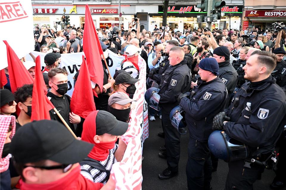 Wie jedes Jahr werden sich Demonstranten und Polizisten wieder gegenüberstehen. (Archivbild) Sebastian Gollnow/dpa