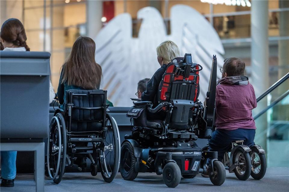 Wie kann da Leben für Menschen mit Behinderungen alltagstauglicher werden? Der Bundestag berät nun über das Behindertengleichstellungsgesetz.Michael Kappeler/dpa
