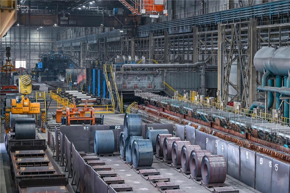 Wie kann die unter Druck geratene Stahlindustrie in Deutschland wieder wettbewerbsfähiger werden? Darüber wollen Politik und Wirtschaft bei einem Stahlgipfel im Kanzleramt sprechen. (Archivbild)Patrick Pleul/dpa