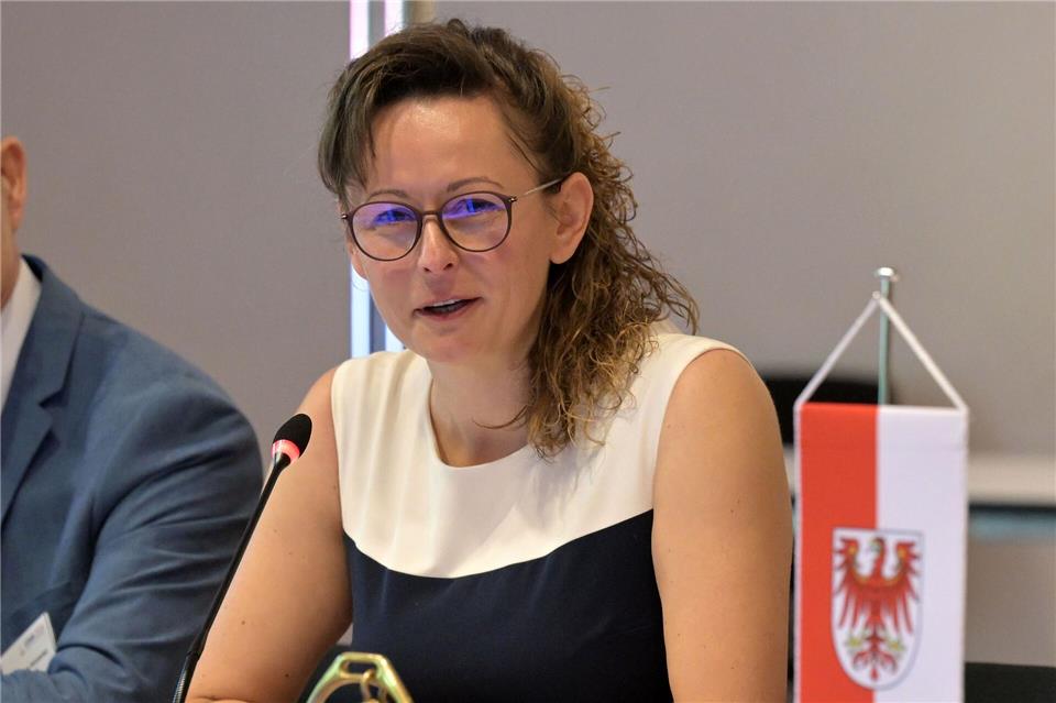 Wie kann eine Jagd auf Wölfe in Brandenburg aussehen, welche Voraussetzungen werden festgelegt? Agrarministerin Hanka Mittelstädt (SPD) will sich auch mit anderen Bundesländern abstimmen. (Archivbild)Michael Bahlo/dpa