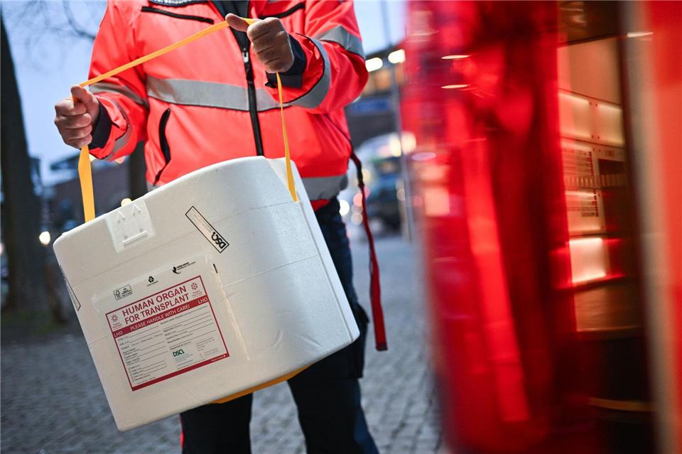 Wie kann es zu mehr Organspenden kommen? (Symbolbild)Sebastian Gollnow/dpa