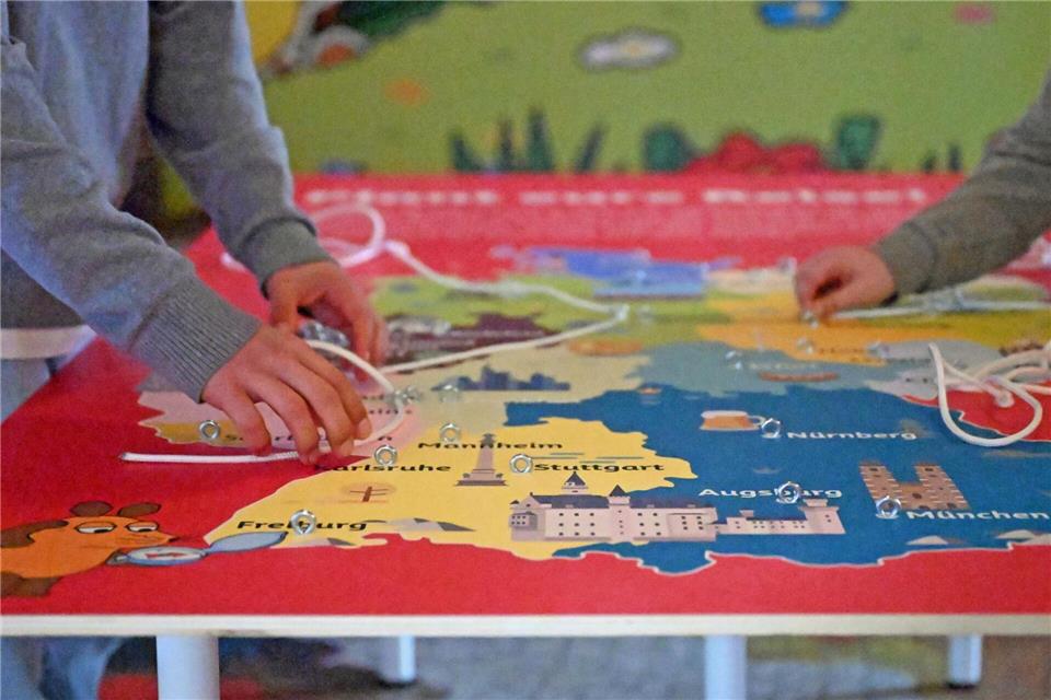 Wie kommt man am schnellsten von Kiel nach München? An einer der vielen Mit-Mach-Stationen können Kinder das testen.Leonie Asendorpf/dpa