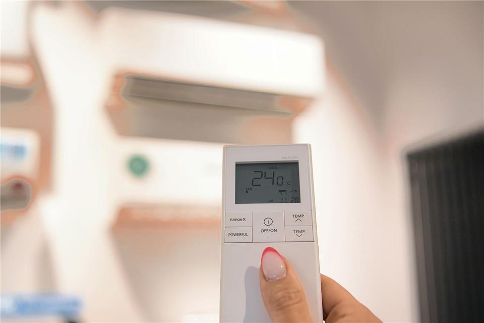 Wie kühl darf es sein? Schön, wenn man die Temperatur in der eigenen Wohnung per Knopfdruck wählen kann. picture alliance/dpa