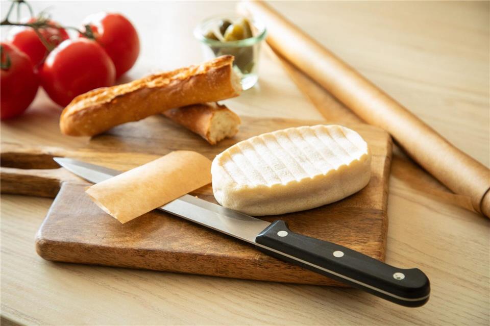 Wie lässt sich Weichkäse schneiden, ohne dass er am Messer kleben bleibt?Christin Klose/dpa-tmn