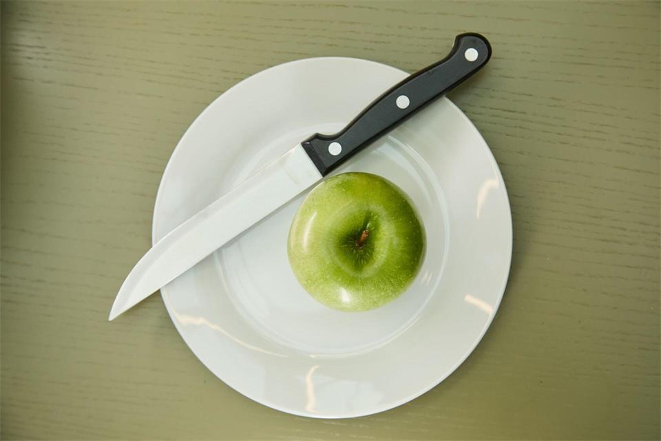 Wie lässt sich ein Apfel schnell und einfach in Spalten teilen?Christin Klose/dpa-tmn