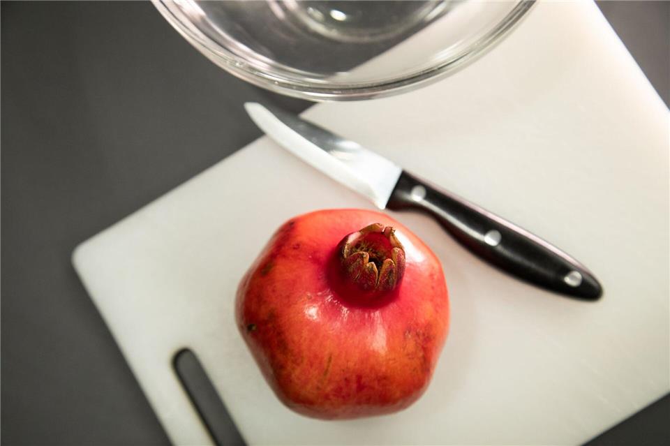 Wie lässt sich ein Granatapfel einfach und sauber entkernen?Christin Klose/dpa-tmn