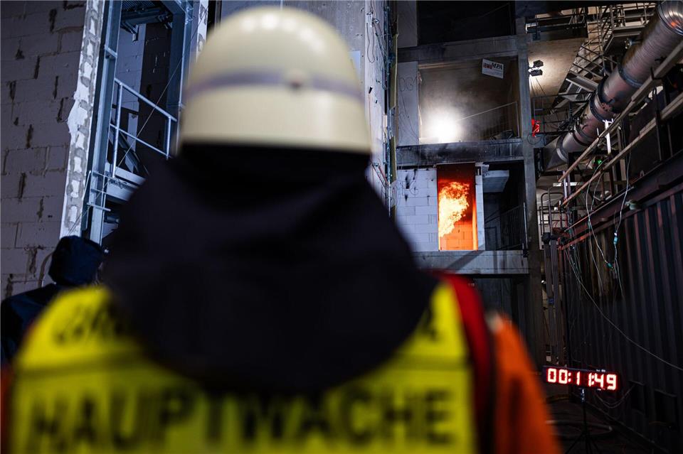 Wie lässt sich ein Treppenhaus als einziger Rettungsweg sichern? Moritz Frankenberg/dpa