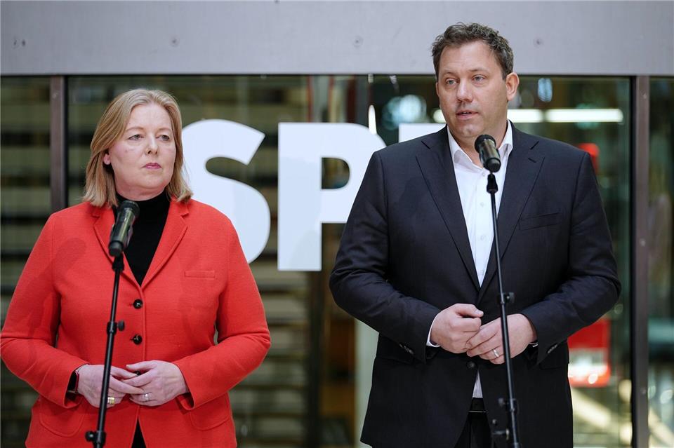 Wie lange bleiben Bärbel Bas und Lars Klingbeil - hier nach der verlorenen Landtagswahl in Rheinland-Pfalz - an der SPD-Spitze? (Archivfoto)Kay Nietfeld/dpa