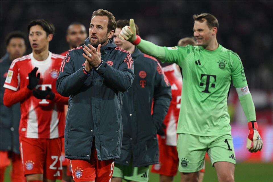 Wie lange bleiben Kane (m) und Neuer (r) noch beim FC Bayern?  (Archivbild)Sven Hoppe/dpa