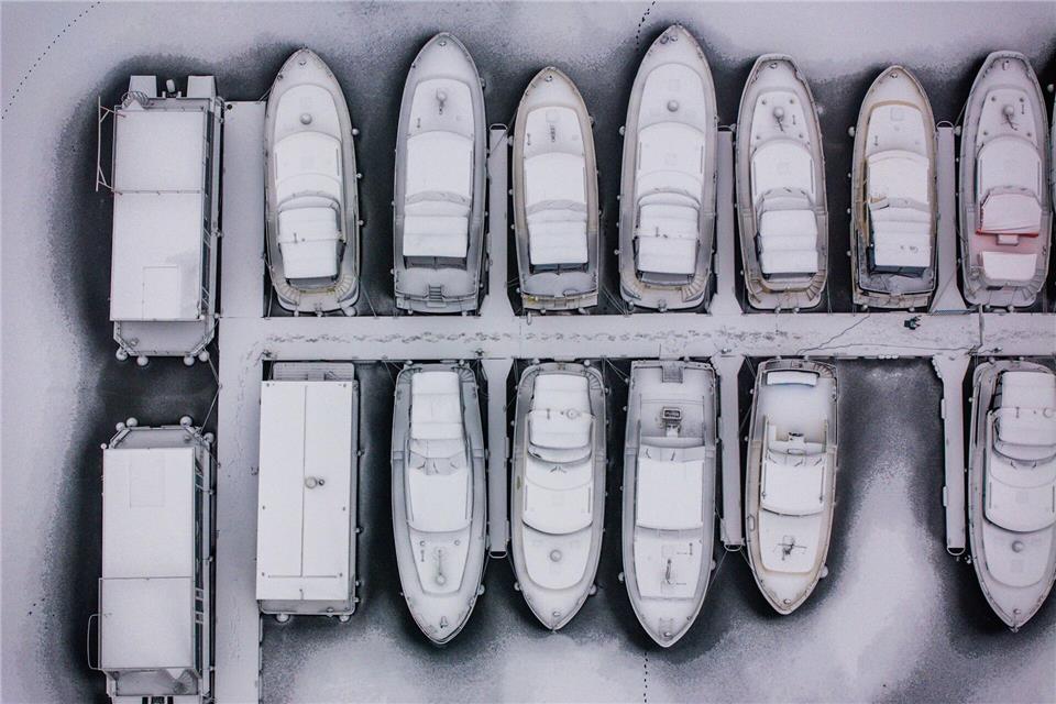 Wie lange das Eis bleibt, hängt von mehreren Faktoren ab - natürlich auch von den Temperaturen.Jens Büttner/dpa