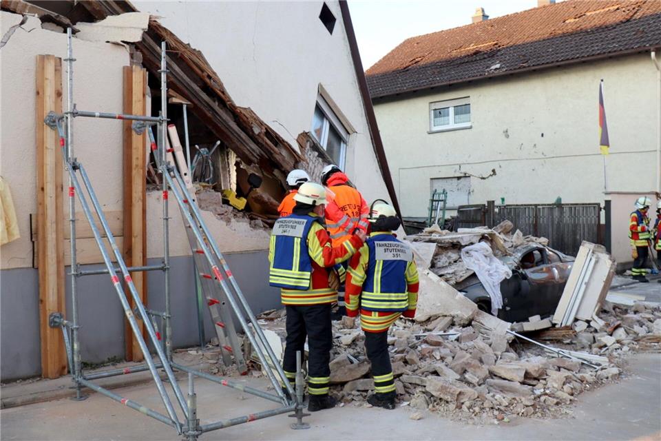 Polizei: Hauseinsturz ging Explosion voraus Wie lange der Einsatz noch dauert, war am Morgen zunächst nicht klar.René Priebe/dpa