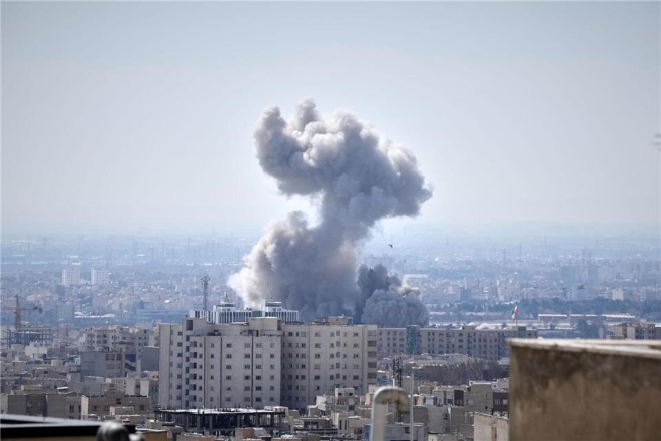 Wie lange die Angriffe auf den Iran und die iranischen Gegenangriffe auf Ziele in Israel und mehreren arabischen Staaten andauern werden, ist noch nicht absehbar.Vahid Salemi/AP/dpa