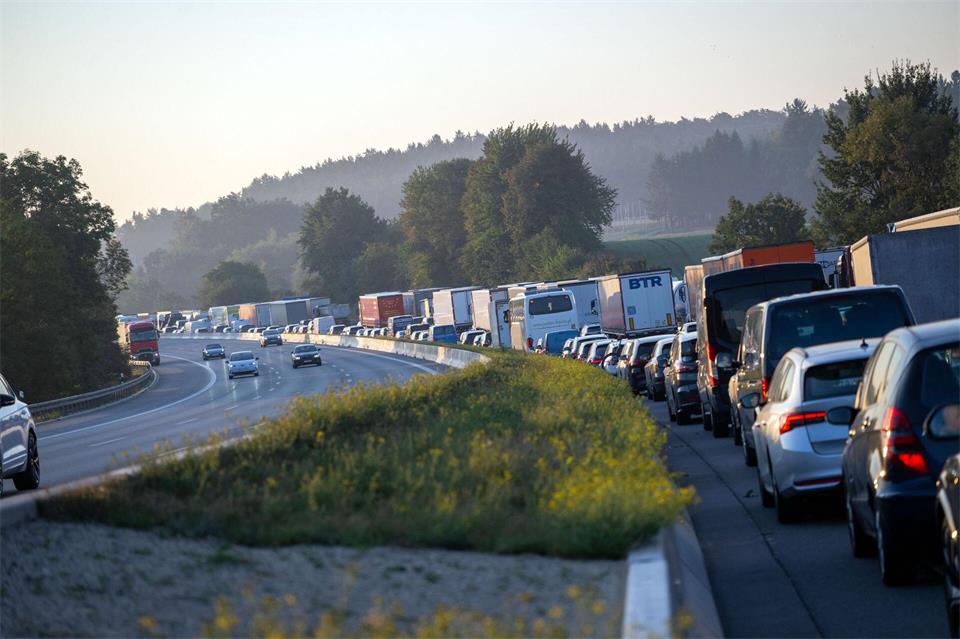 Wie lange die Sperrung der A9 Richtung München andauert, ist nicht klar.Pia Bayer/dpa