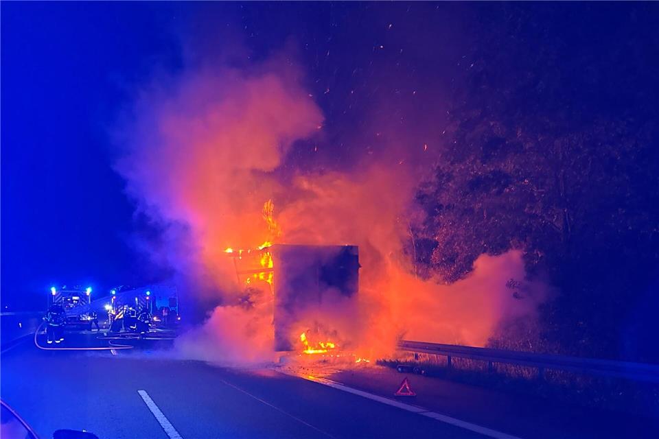 Wie lange die Sperrung noch andauert, war zunächst nicht absehbar.--/Polizei Osthessen/dpa