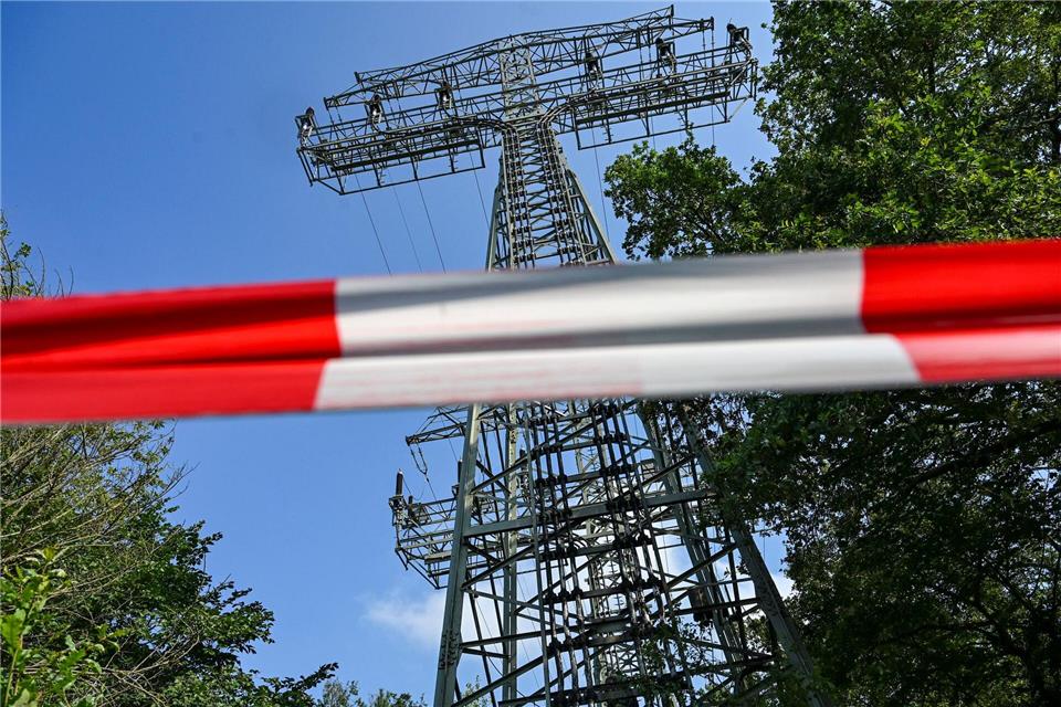 Arbeiten dauern nach Stromausfall an Wie lange die meisten Haushalte noch auf Strom warten müssen, ist unklar.Jens Kalaene/dpa