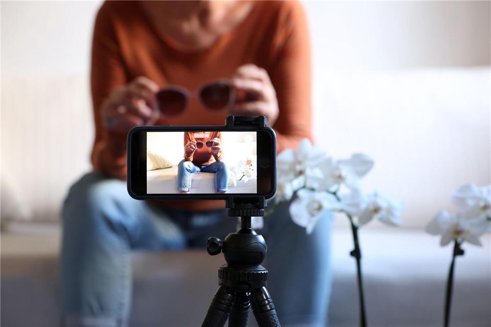 Wie lange ein Kind als Influencer vor der Kamera arbeiten darf, ist gesetzlich geregelt. Auch mit Urheberrechten sollten sich Kind und Eltern auskennen. picture alliance/dpa