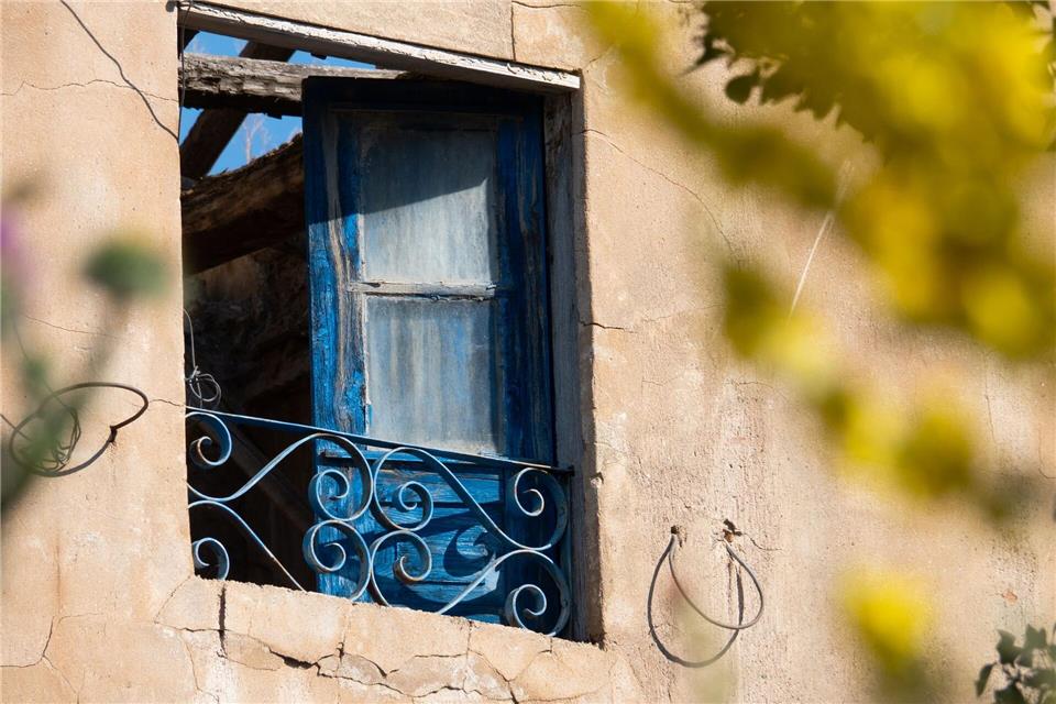 Wie lange hat dort niemand mehr heraus geblickt? Fenster in einem verlassenen Haus in San Vicente de Munilla.Andreas Drouve/dpa-tmn