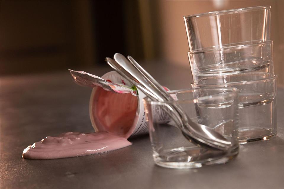 Ohne Wischen: Klecks restlos entfernen Wie lassen sich pastöse Lebensmittel wie Joghurt von glatten Oberflächen restlos entfernen?Christin Klose/dpa-tmn
