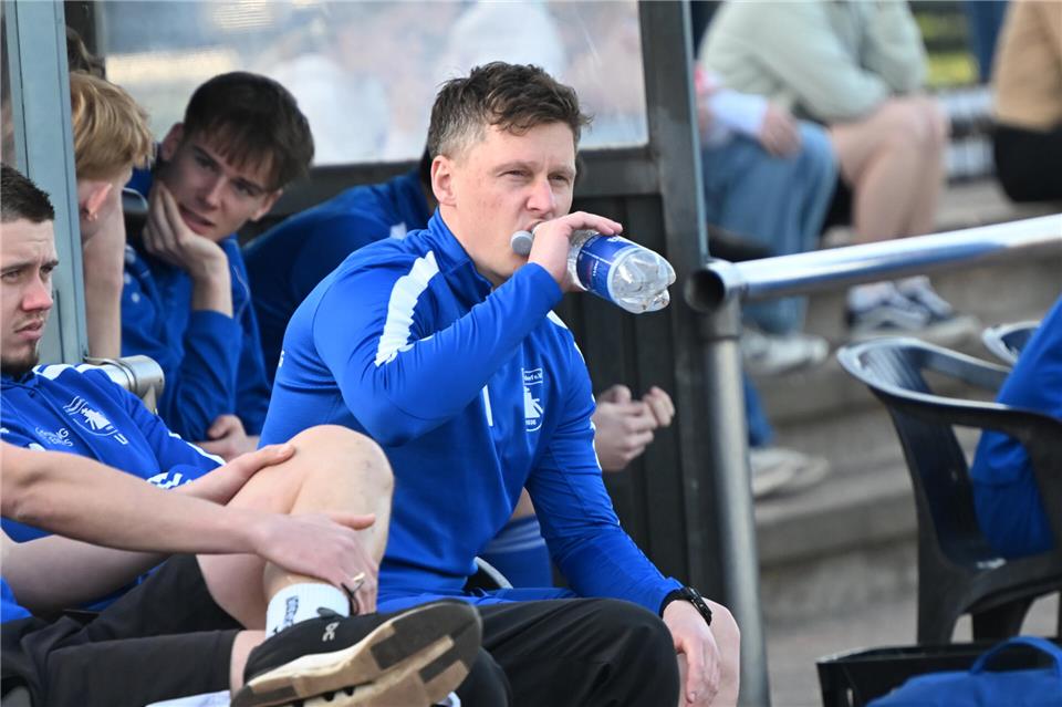 Wie man es dreht und wendet: Trainer Daniel Ebbing bleibt mit dem VfL Ramsdorf A-Ligist.