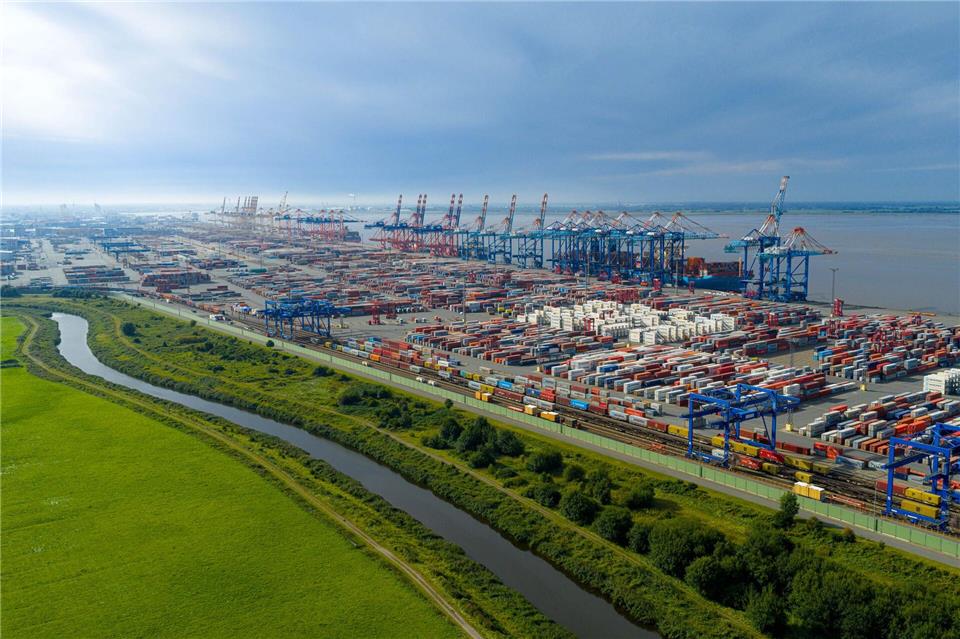 Wie nachhaltig sind Häfen, Logistik und Schifffahrt? Wie nachhaltig sind die deutschen Seehäfen? (Archivbild)Sina Schuldt/dpa