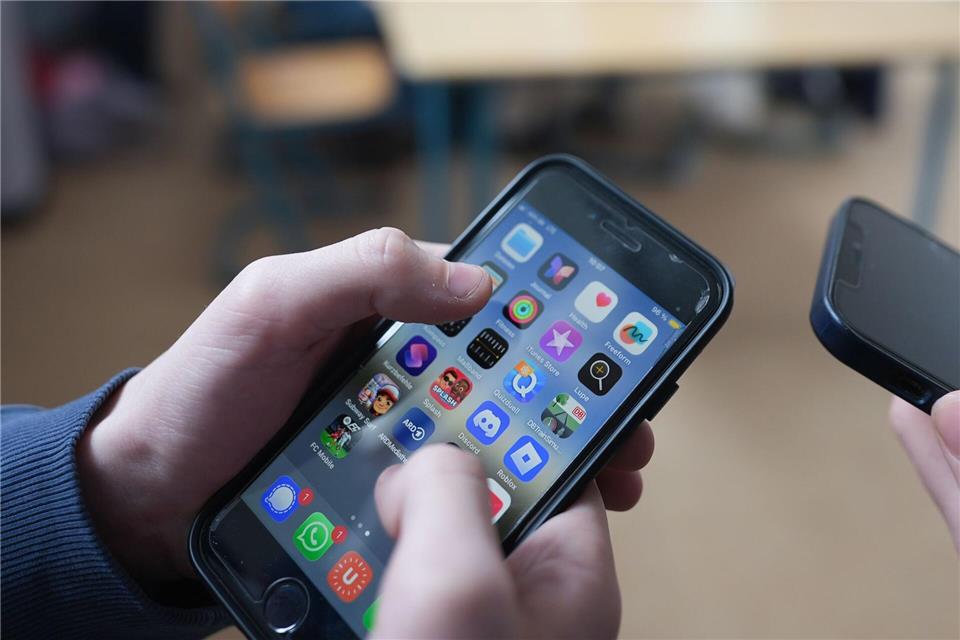 Wie oft, wie viel, wie lang? Die Nutzung digitaler Medien ist zwischen Eltern und ihren Kindern oft ein wunder Punkt. (Archivbild)Marcus Brandt/dpa