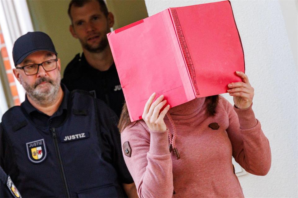 Wie oft wird die Angeklagte im Mordprozesses im Fall Fabian noch den Saal im Landgericht Rostock betreten?Jens Büttner/dpa