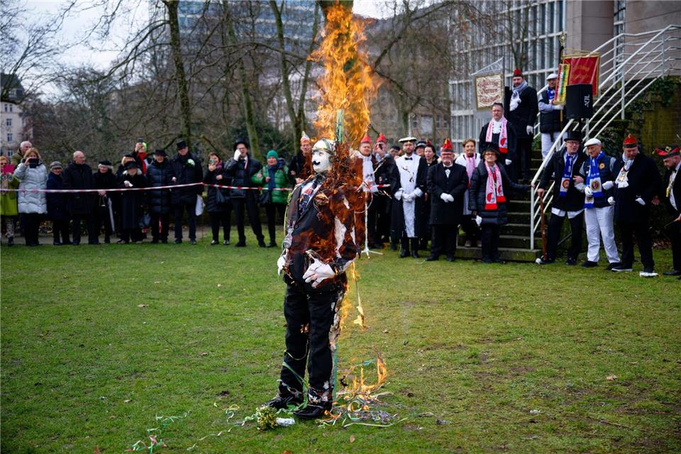 Wie praktisch: Eine Strohpuppe büßt für die Sünden der närrischen Tage.Henning Kaiser/dpa