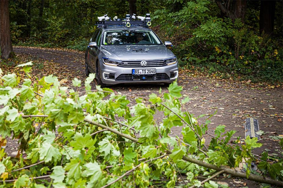 Wie reagiert das autonom fahrende Auto auf ein plötzliches Hindernis? Moritz Frankenberg/dpa