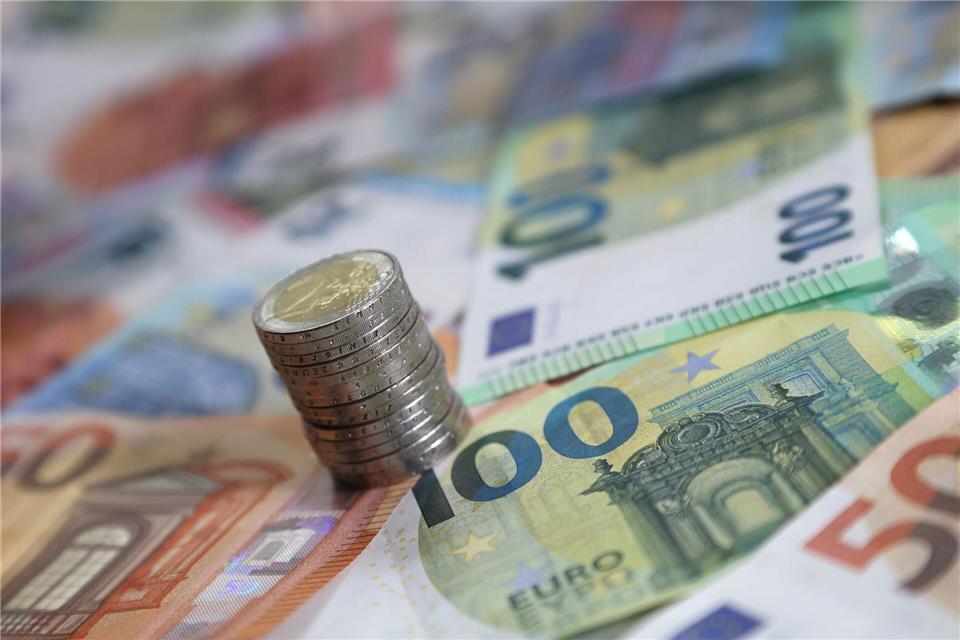 Wie reich man ist, hängt nicht nur am Einkommen, sondern auch daran, wie teuer Waren und Dienstleistungen sind. (Symbolbild)Karl-Josef Hildenbrand/dpa