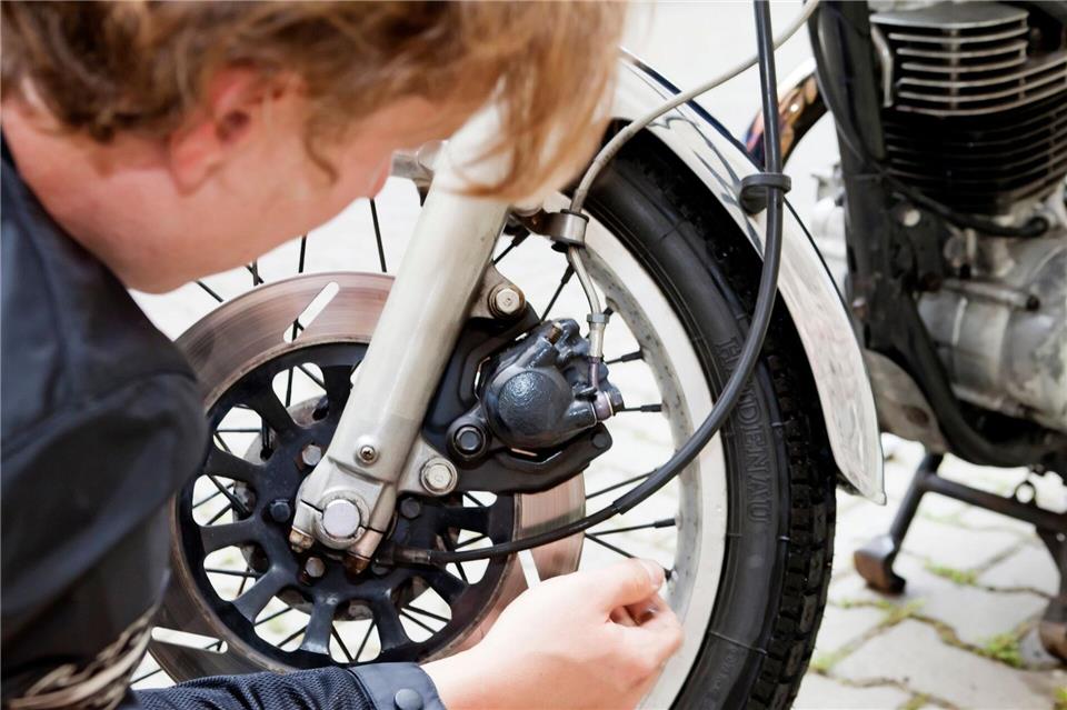 Wie schauen die Reifen aus? Deren Überprüfung ist ein wichtiger Teil des Technikchecks vor dem Saisonstart.Monique Wüstenhagen/dpa-tmn