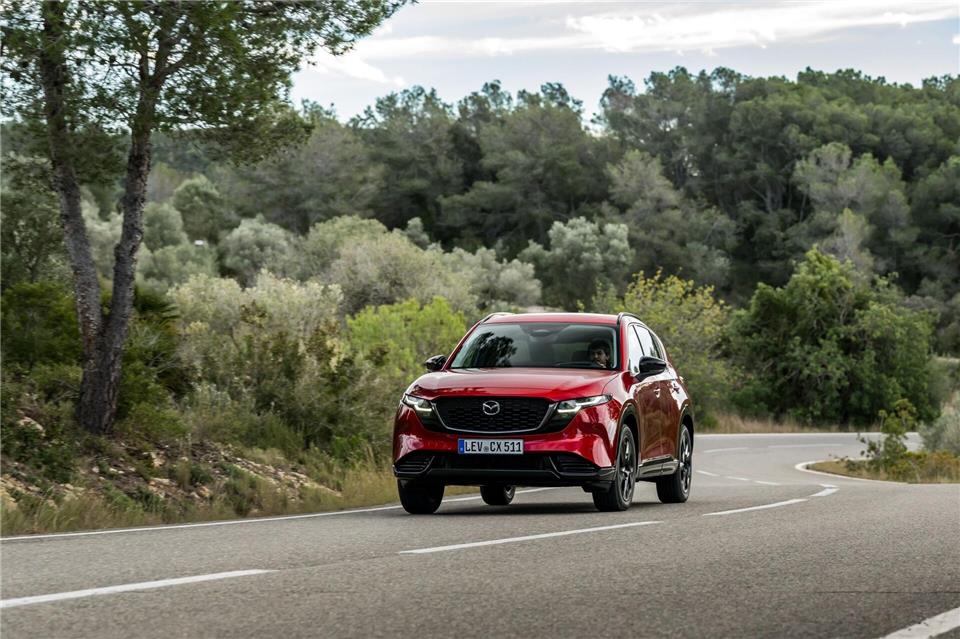 Wie schlägt sich der neue Mazda auf dem Asphalt? Ein richtig sportlicher Spurter ist er zumindest schon mal nicht, sei verraten.Mazda/dpa-tmn