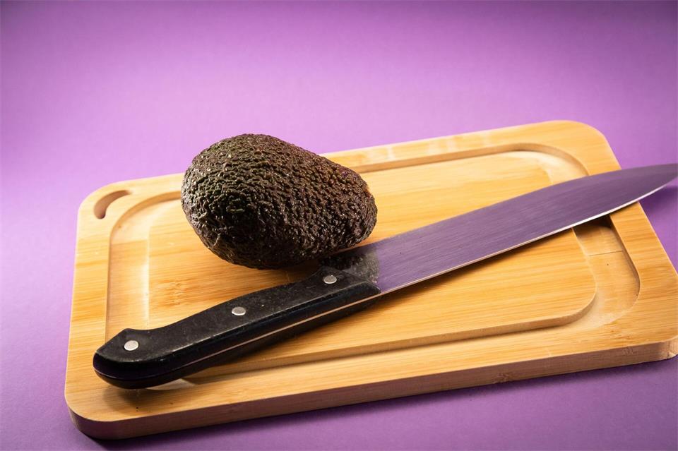 Wie schneidet man eine Avocado richtig?Christin Klose/dpa-tmn