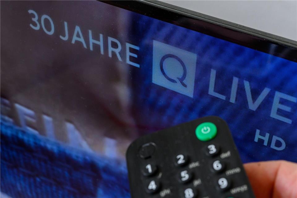 Wie schnell ist der Teleshoppingkanal QVC auf dem Fernseher zu finden? Oder muss er überhaupt schnell zu finden sein? Um diese Frage gibt es Streit. (Symbolbild)Hendrik Schmidt/dpa