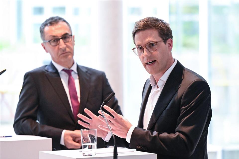 Wie schnell werden die beiden sich einig in den jetzt anstehenden Koalitionsverhandlungen? Grünen-Frontmann Cem Özdemir (l.) und CDU-Landeschef Manuel Hagel (r.) (Archivbild)Bernd Weißbrod/dpa