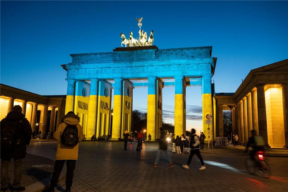 Wie schon 2022 soll das Brandenburger Tor auch vier Jahre nach Kriegsbeginn in den Farben der Ukraine angestrahlt werden. (Archivfoto)Christophe Gateau/dpa