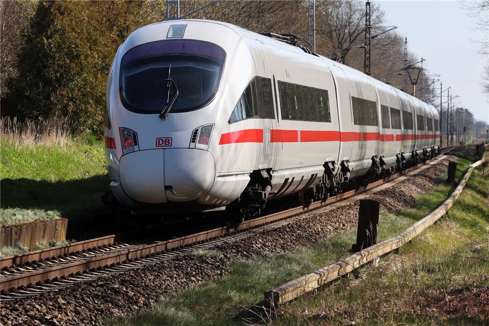 Wie schon auf der Strecke Rostock - Stralsund, kann mit Nahverkehrstickets vom 15. Mai an auch der Früh-ICE von Rostock nach Hamburg genutzt werden. (Archivbild)Bernd Wüstneck/dpa