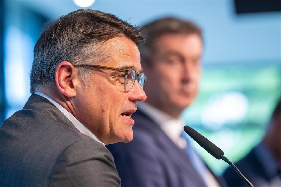 Wie sein bayerischer Kollege Söder fordert auch der hessische Ministerpräsident Rhein Konsequenzen aus dem Linken-Sieg in Berlin. (Archivbild)Peter Kneffel/dpa