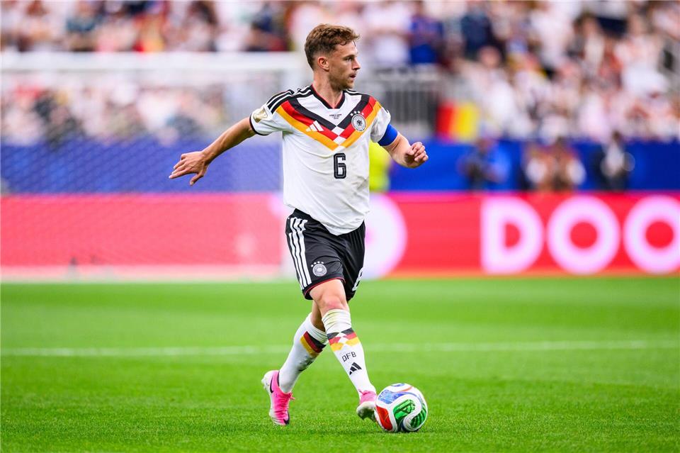 Wie seine Kollegen trägt der DFB-Kapitän pink - das neueste Modell seines Ausrüsters. Tom Weller/dpa