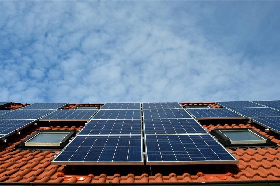 Wie sich der auf dem eigenen Dach erzeugte Solarstrom auch nach Sonnenuntergang nutzen lässt: Dazu soll es Tipps geben.BZ-Archiv