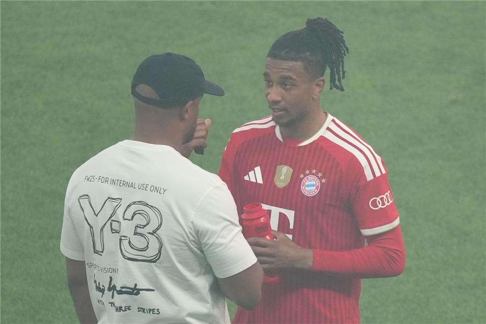 Wie sieht die gemeinsame Zukunft von Bayern-Coach Vincent Kompany (l) und Olise aus? (Archivbild)Soeren Stache/dpa