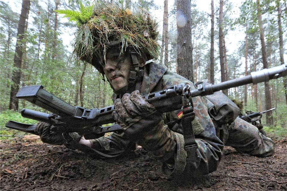 Steinmeier zweifelt am Losverfahren für Wehrdienst Wie sollte die Zukunft der Bundeswehr aussehen? Über diese Frage wird gestritten. (Archivbild)Peter Steffen/dpa