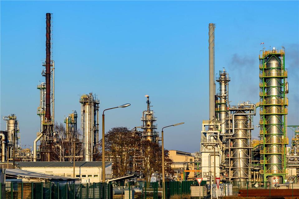 Wie stabil ist die Lage der Ölraffinerie PCK? (Archivbild)Patrick Pleul/dpa