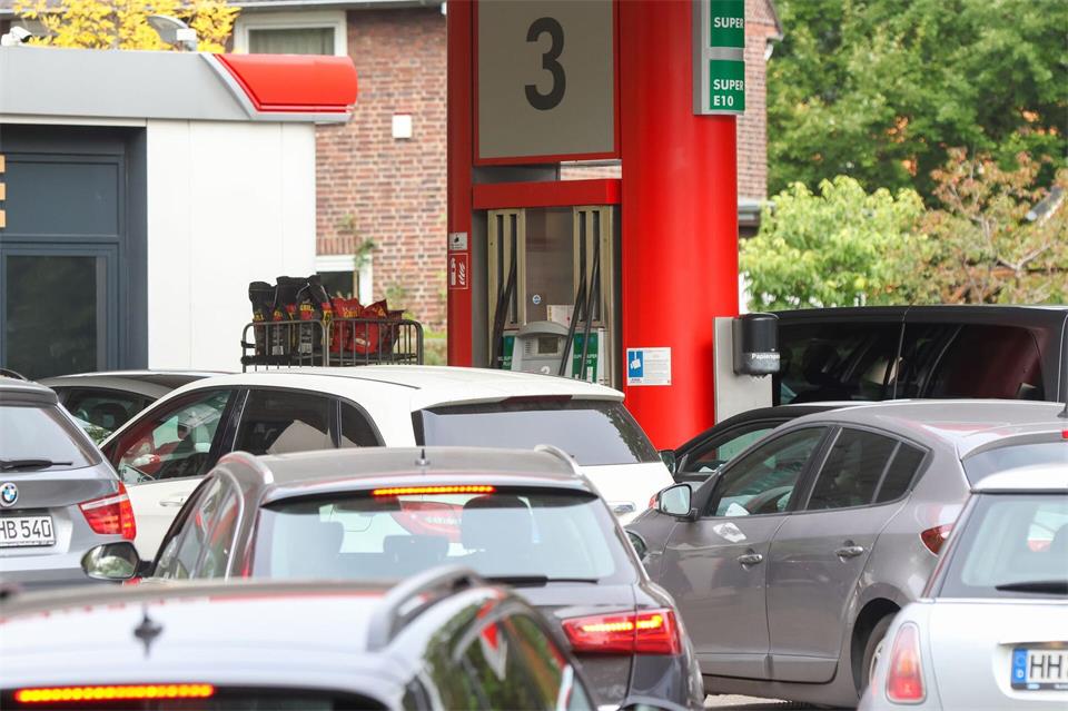 Wie stark belastet der Tankrabatt eigentlich den Landeshaushalt? (Symbolbild)Bodo Marks/dpa