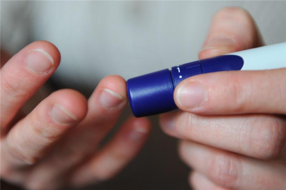 Wie steht es um den Blutzucker? Der Piks in den Fingern gehört für viele Diabetiker zum Alltag, um Entgleisungen rasch zu erkennen und Insulin richtig dosieren zu können. Jens Kalaene/dpa-Zentralbild/dpa-tmn