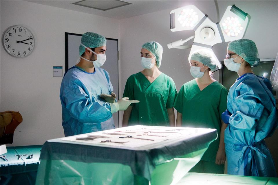 Wie steht es um den ärztlichen Nachwuchs in Deutschland und Hessen? Eine neue Studie hat das untersucht. (Symbolbild)Julian Stratenschulte/dpa