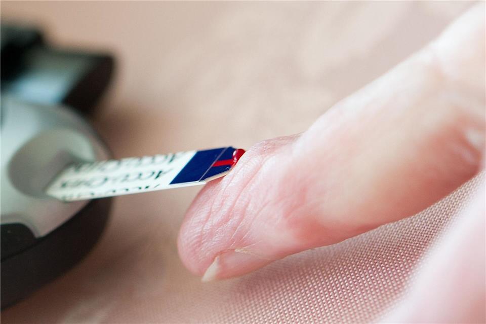Wie steht’s um den Blutzucker? Messgeräte helfen Diabetikerinnen und Diabetikern, diesen gut im Blick zu haben. Franziska Gabbert/dpa-tmn