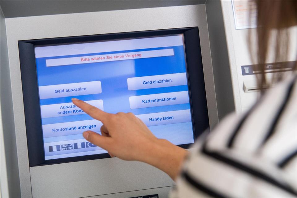 Wie teuer darf das Girokonto sein? Mehr als 700 Angebote von 182 Banken und Sparkassen hat die Stiftung Warentest Finanzen unter die Lupe genommen.picture alliance / dpa-tmn