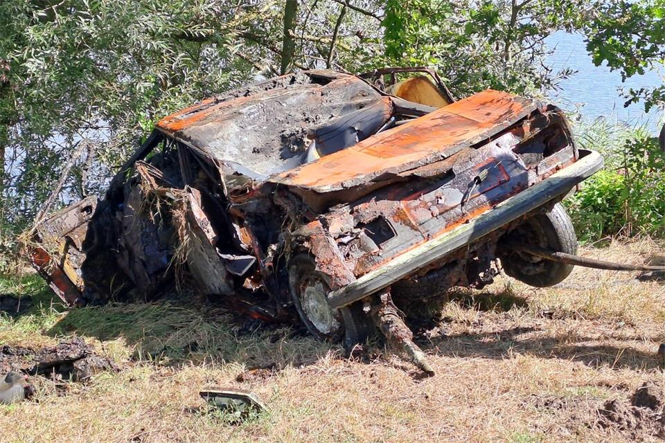 Wie und warum das Auto in dem See landete, ist unklar. -/Polizeiinspektion Oldenburg-Stadt/dpa