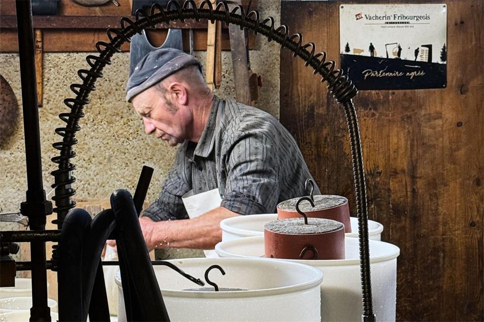 Wie viel Arbeit in jedem Käse steckt, zeigt François Kolly in seiner Fromagerie d’Alpage nahe der Talstation des Moléson.Verena Wolff/dpa-tmn